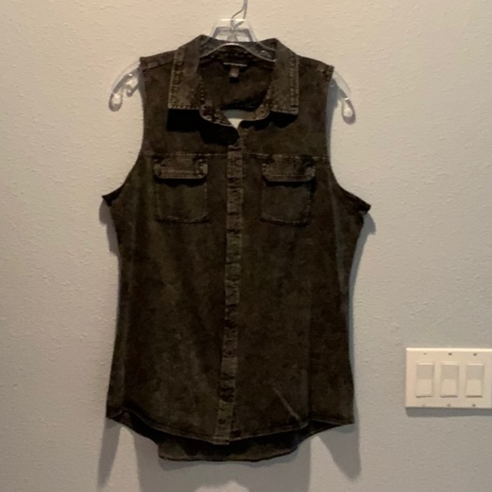 Sleeveless button down shirt